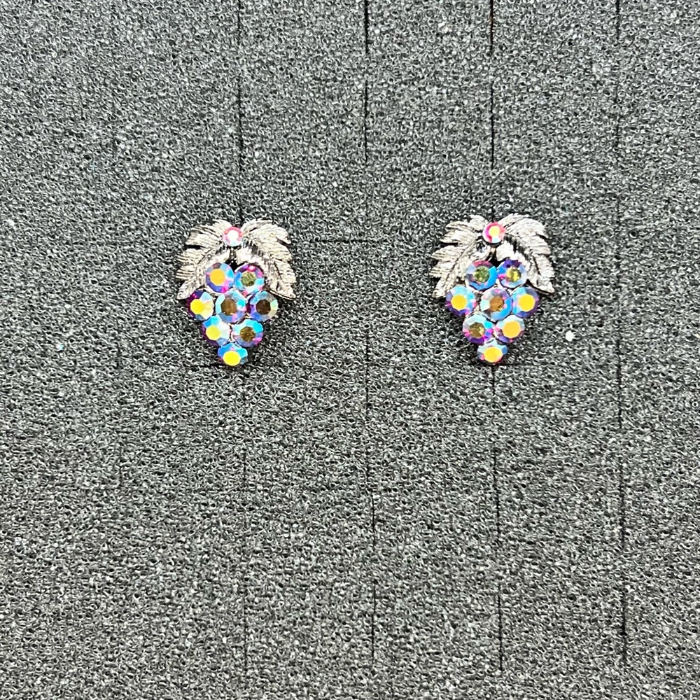 Vintage Brand Grape 🍇 Stud Earrings! - Picture 10 of 14